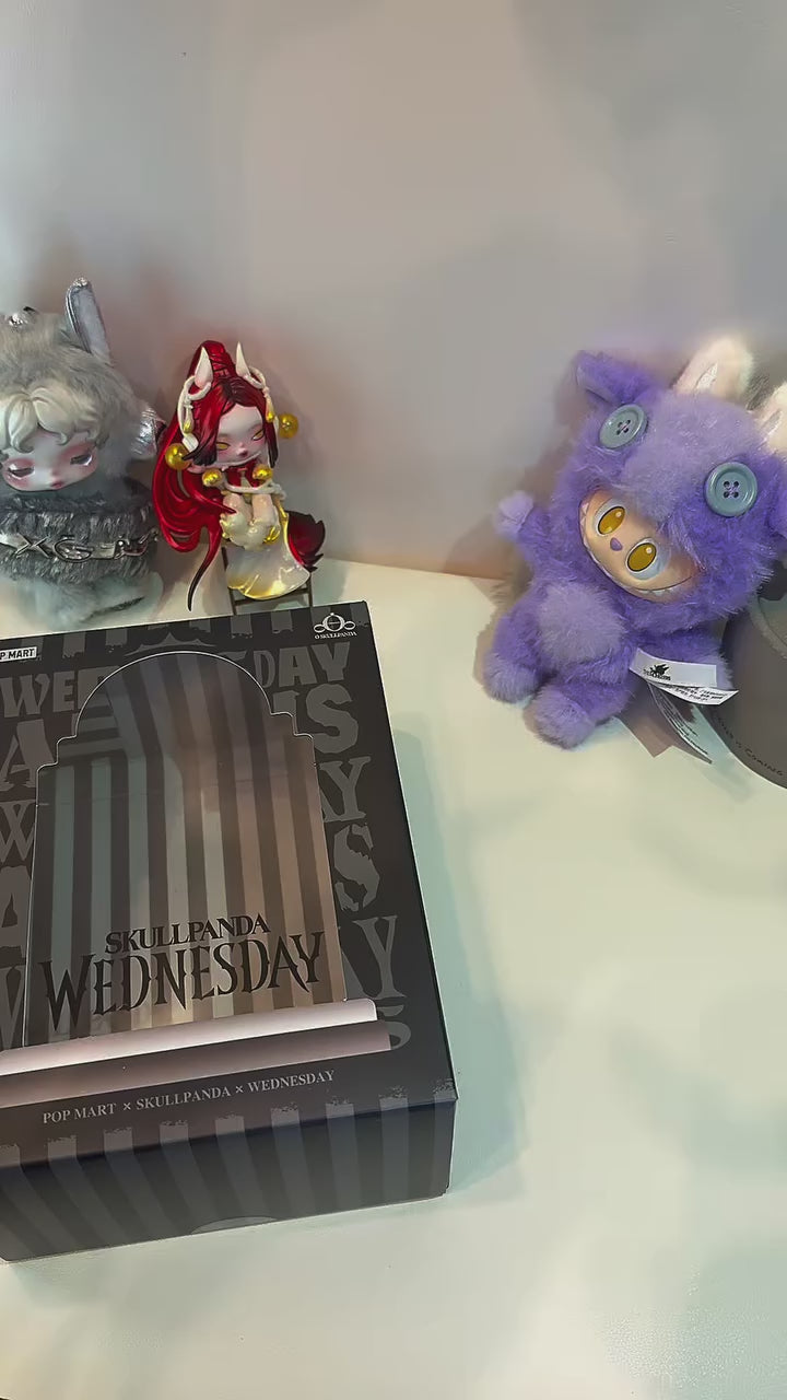 SKULLPANDA × Wednesday Plush (Version Vestido Clásico）